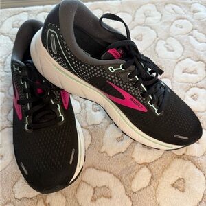 Brooks Ghost 14 Black and Hot Pink